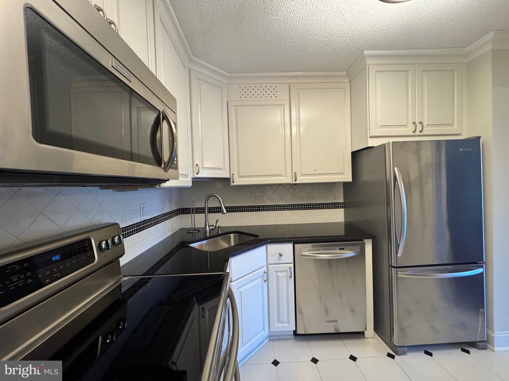 205 YOAKUM PARKWAY 916