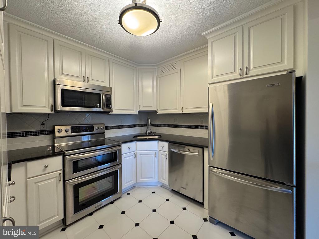 205 YOAKUM PARKWAY 916