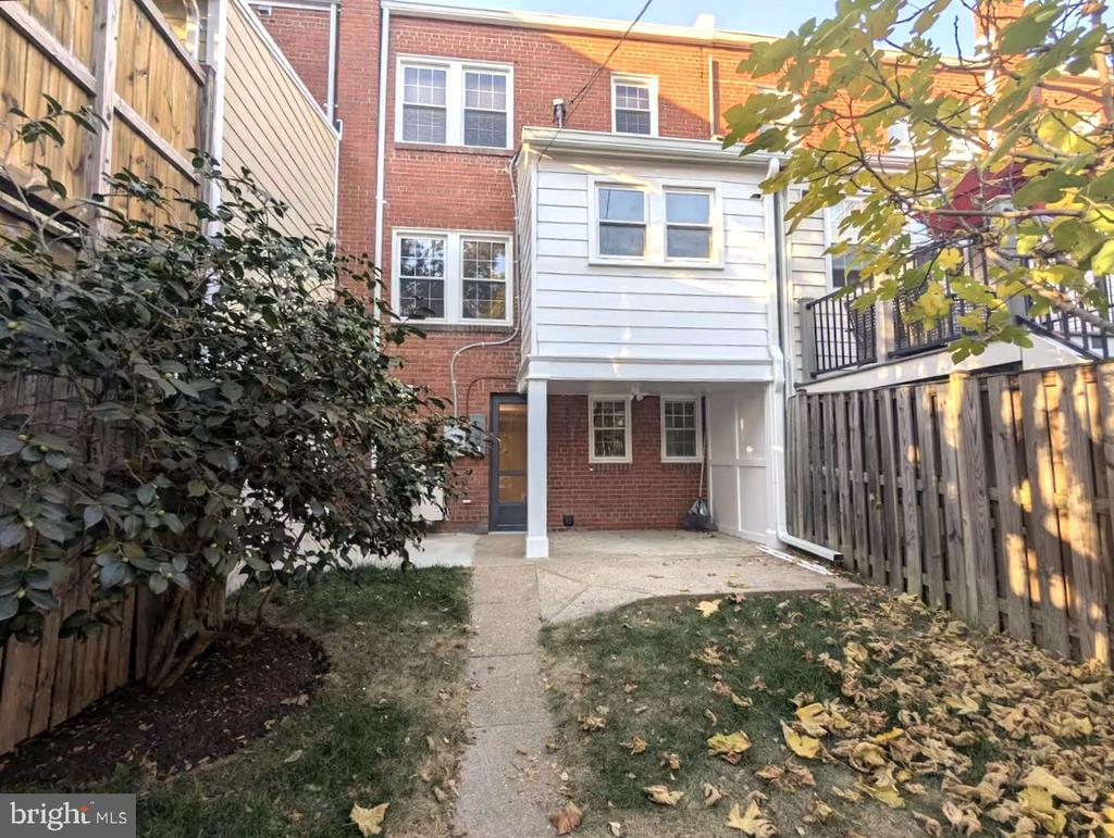 11 E LINDEN STREET