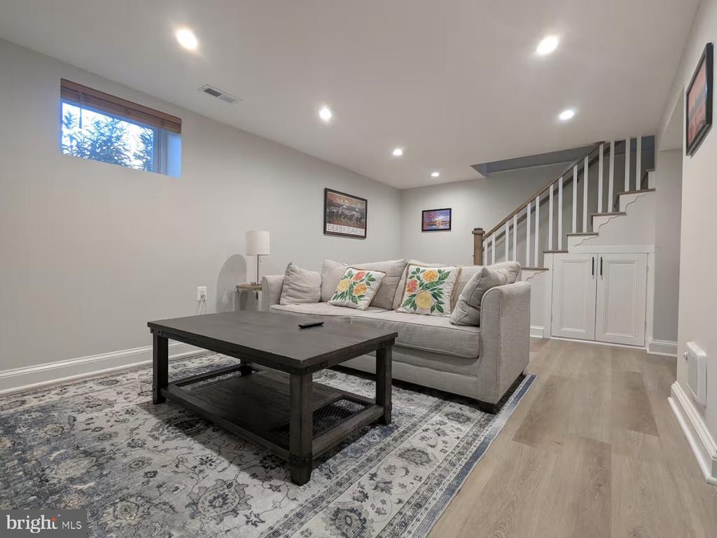 11 E LINDEN STREET