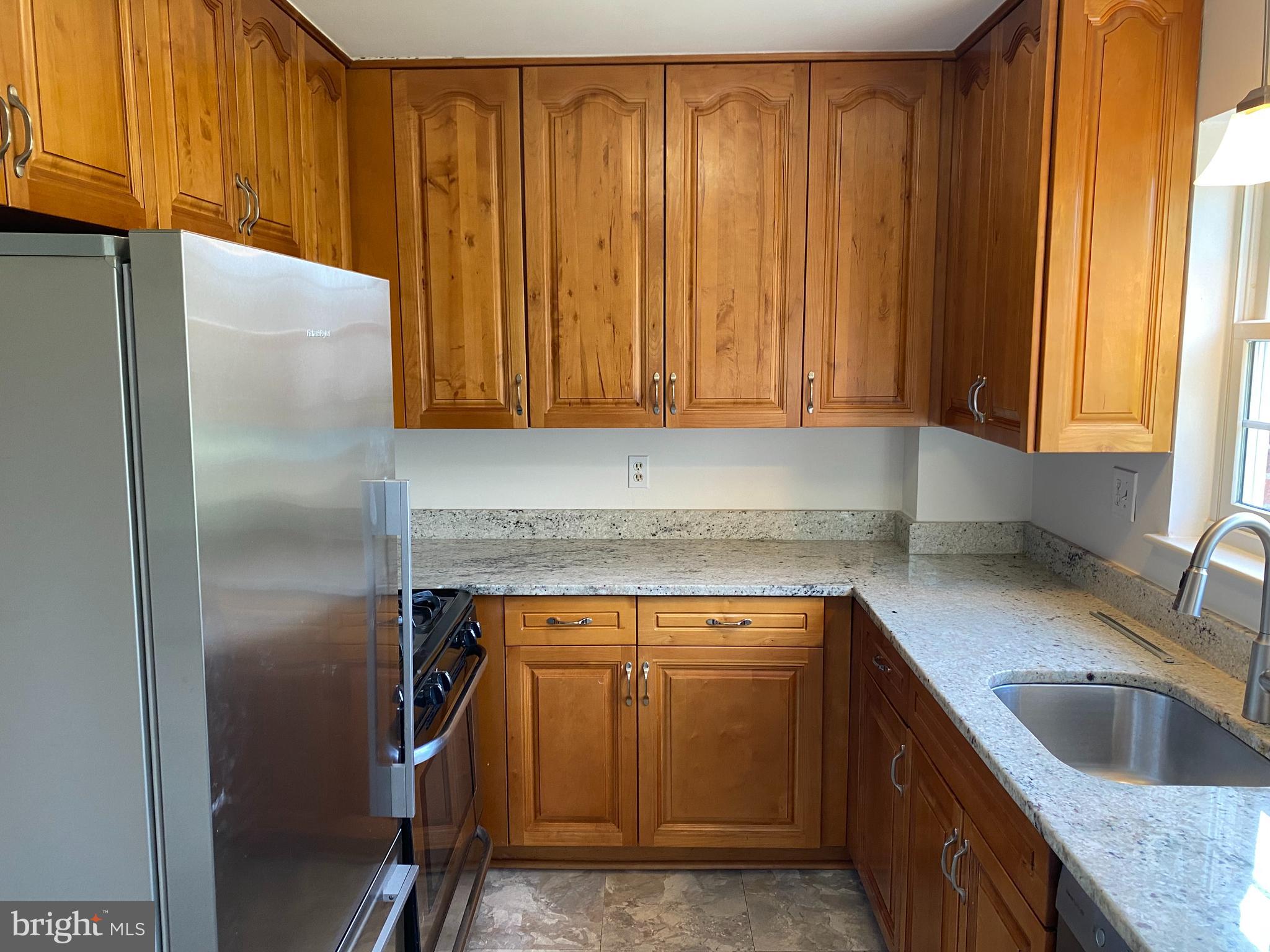 716 OVERLOOK DRIVE N