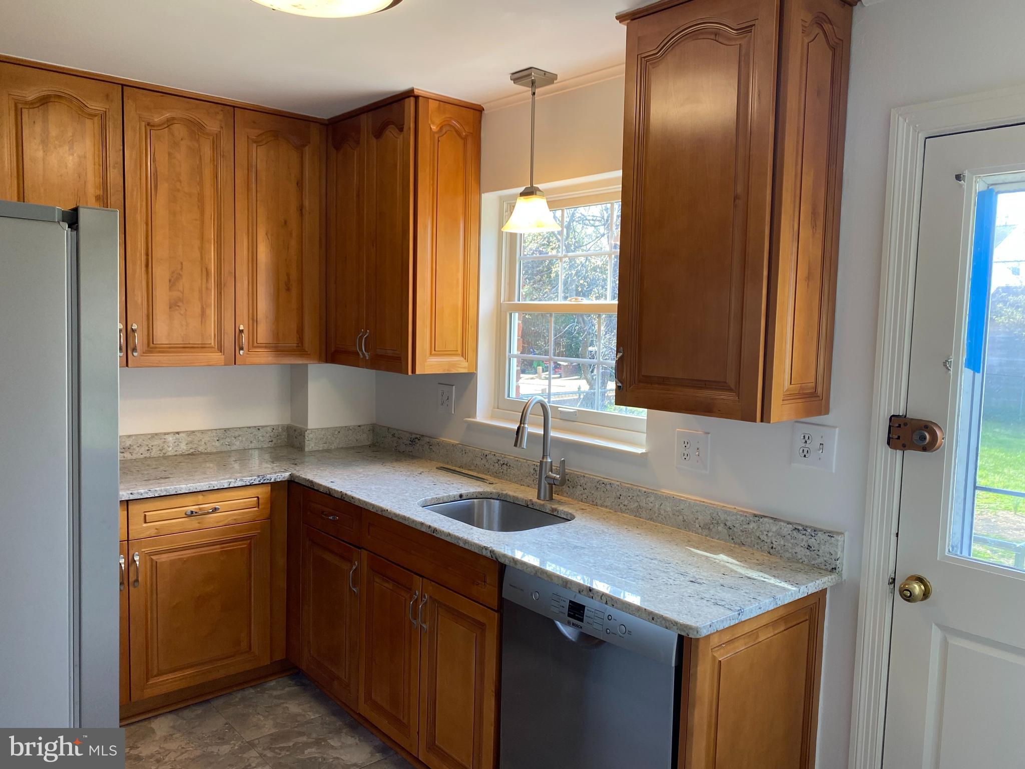 716 OVERLOOK DRIVE N