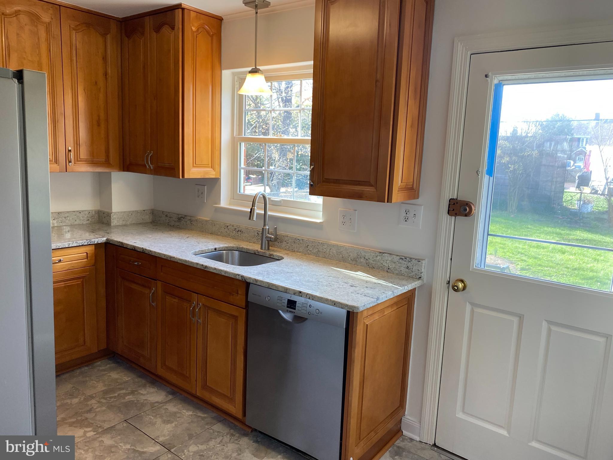 716 OVERLOOK DRIVE N