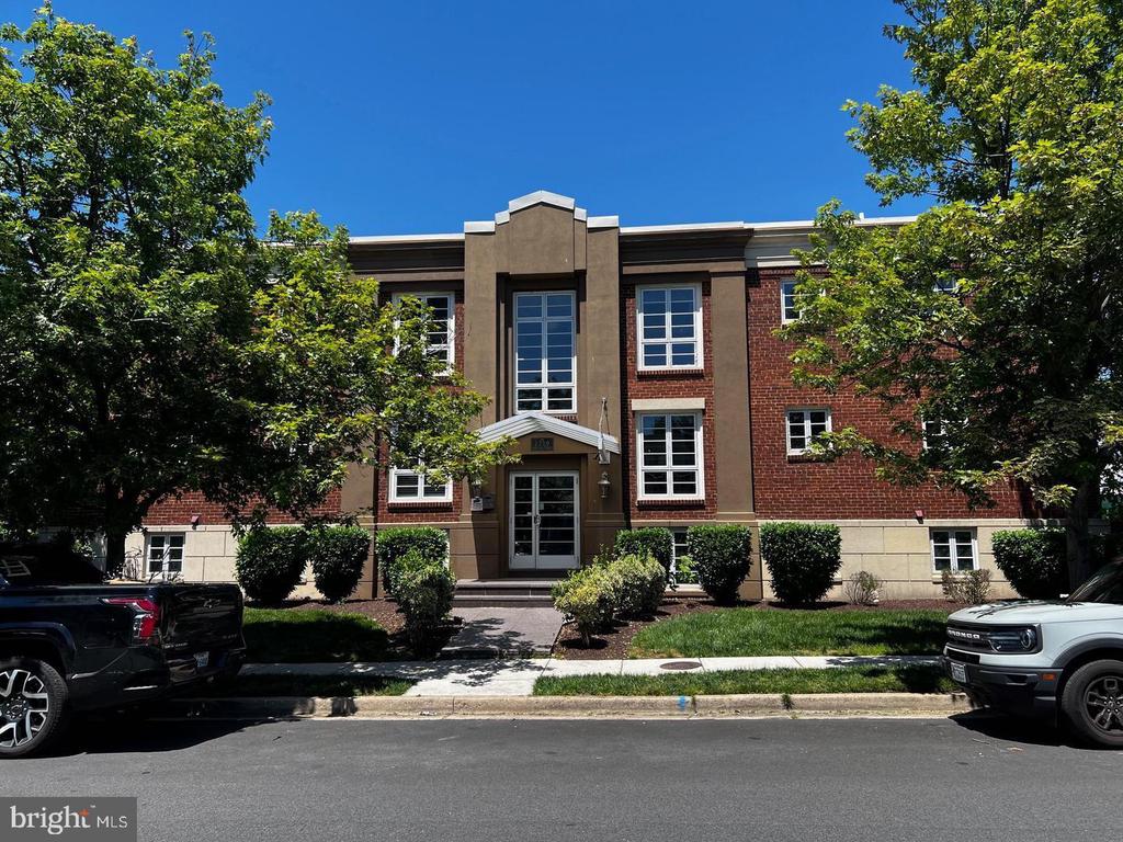 1219 ORONOCO STREET 201