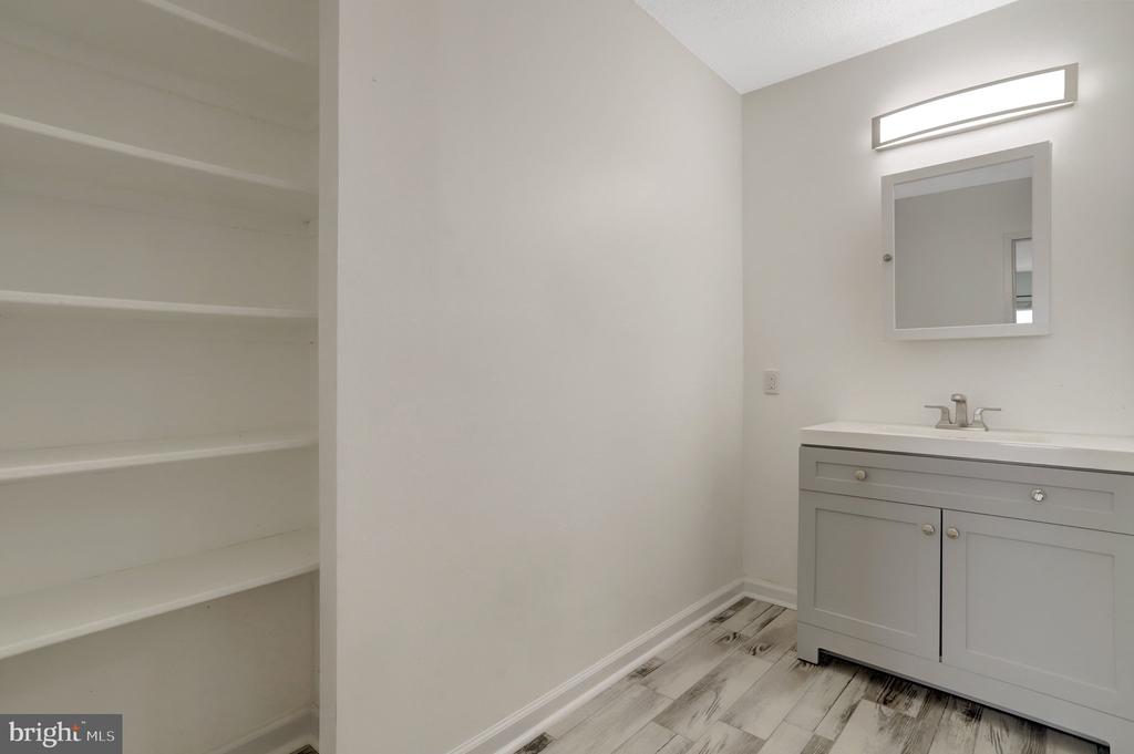 1225 MARTHA CUSTIS DRIVE Unit: 811