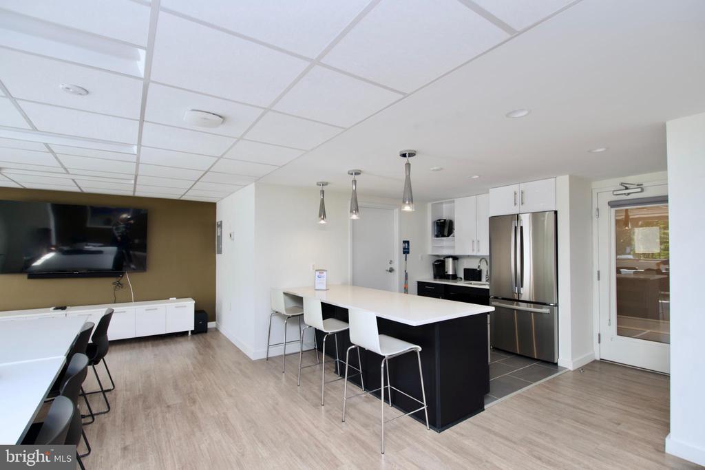 2500 N VAN DORN STREET Unit: 1211