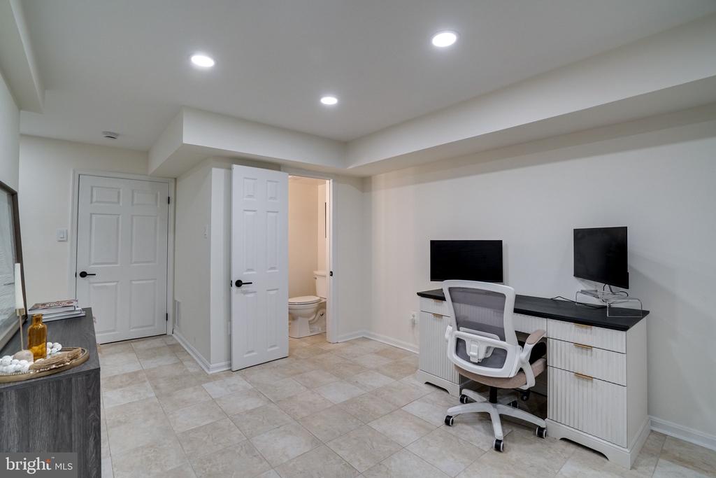 514 COLECROFT COURT