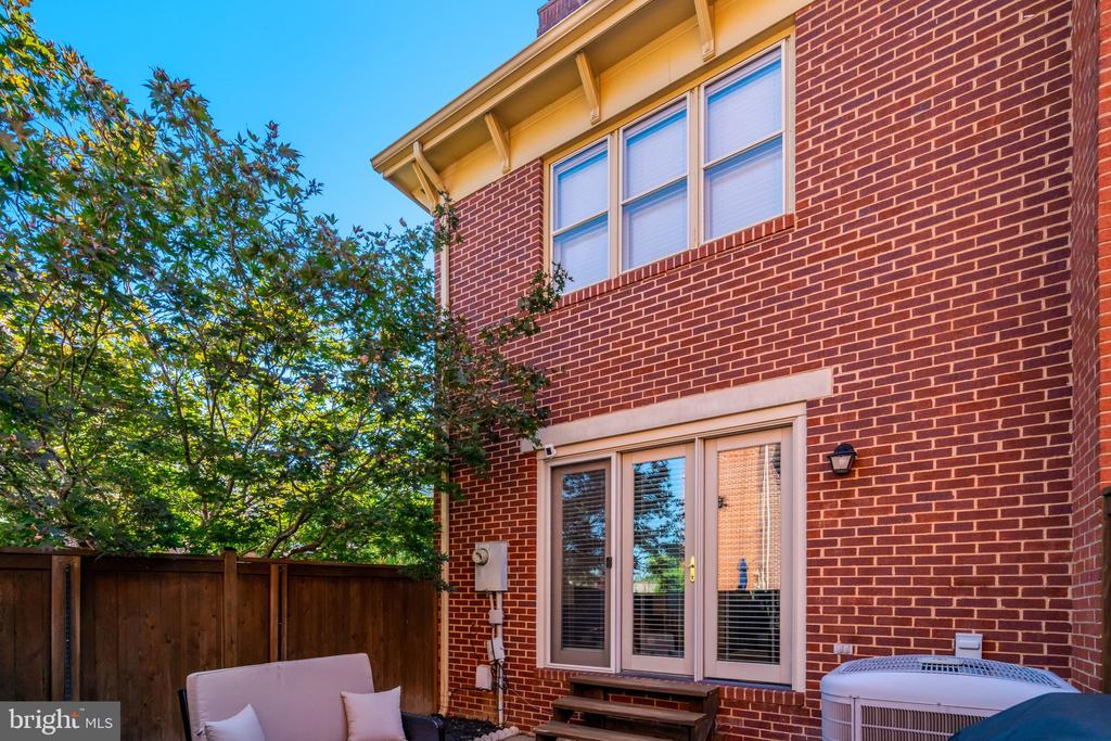 514 COLECROFT COURT