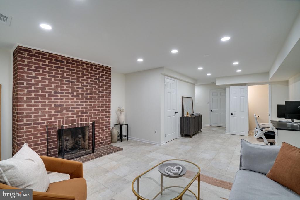 514 COLECROFT COURT