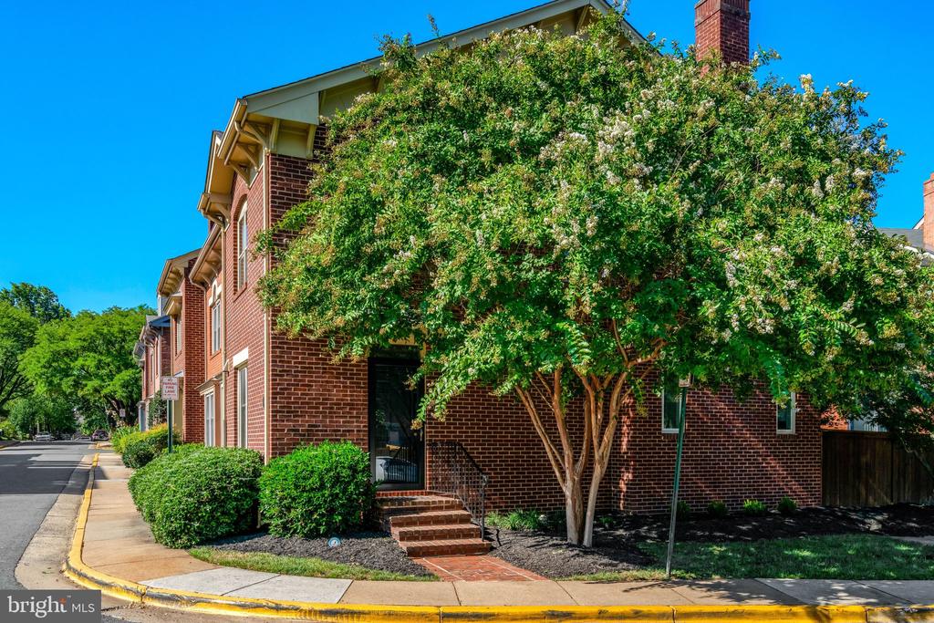 514 COLECROFT COURT