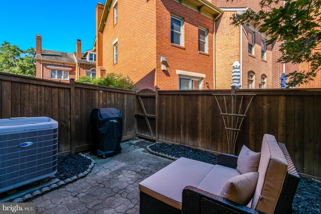 514 COLECROFT COURT
