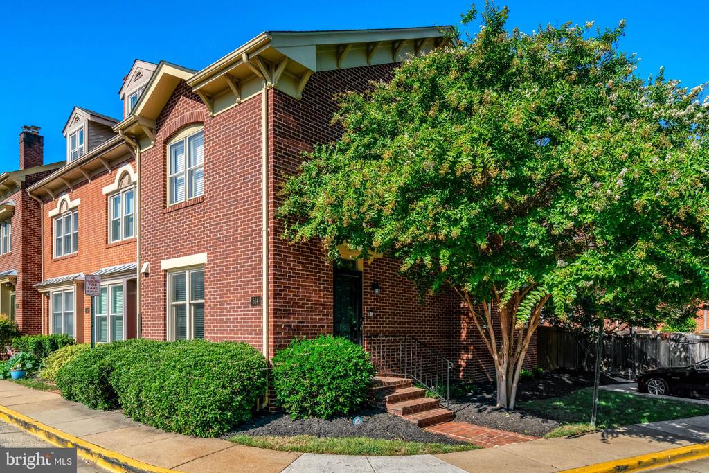 514 COLECROFT COURT