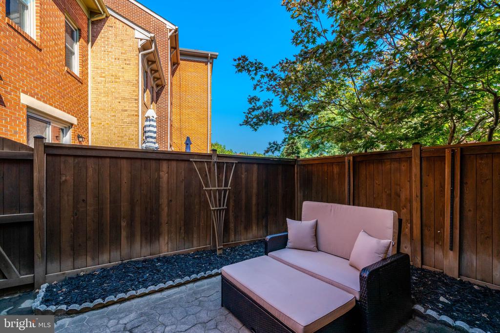 514 COLECROFT COURT