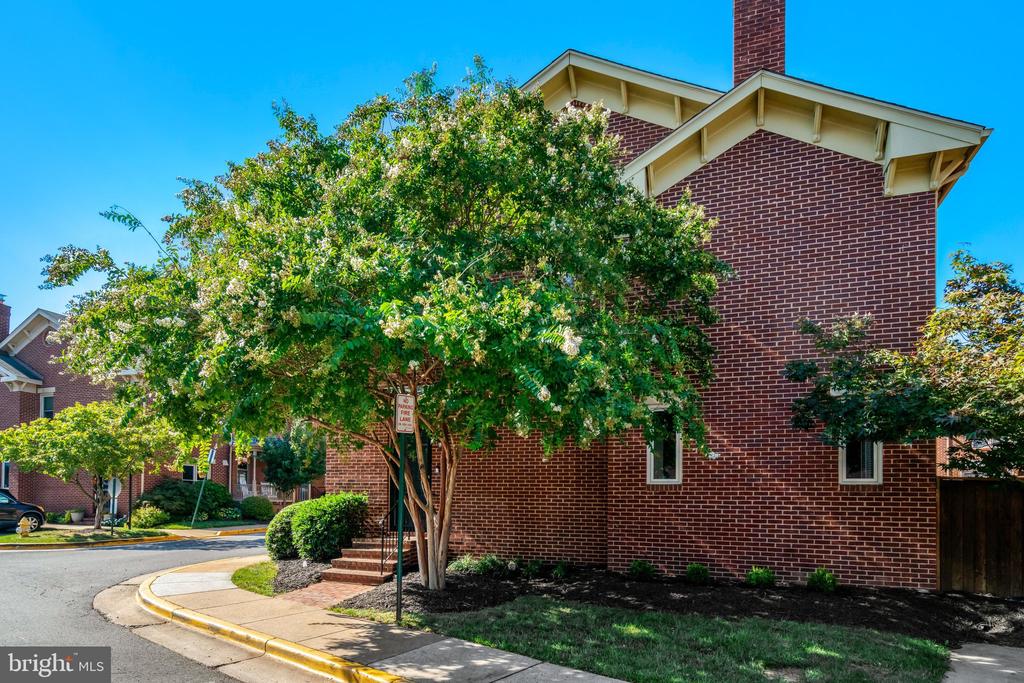 514 COLECROFT COURT
