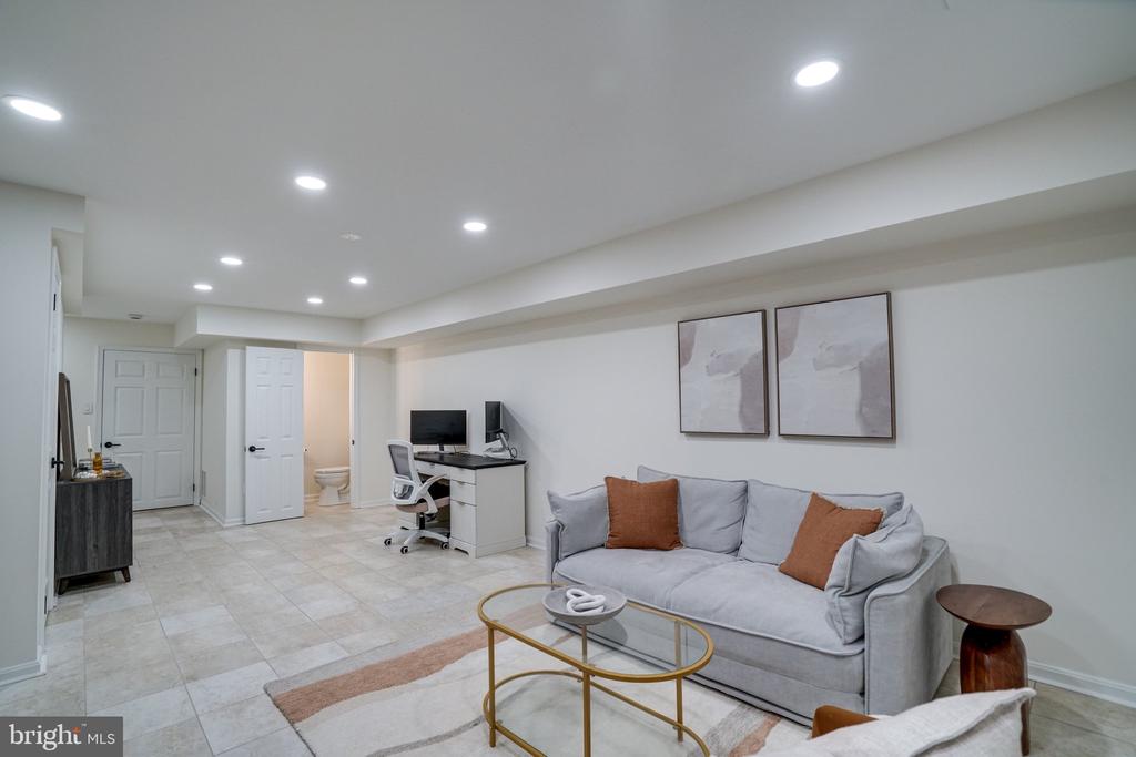 514 COLECROFT COURT