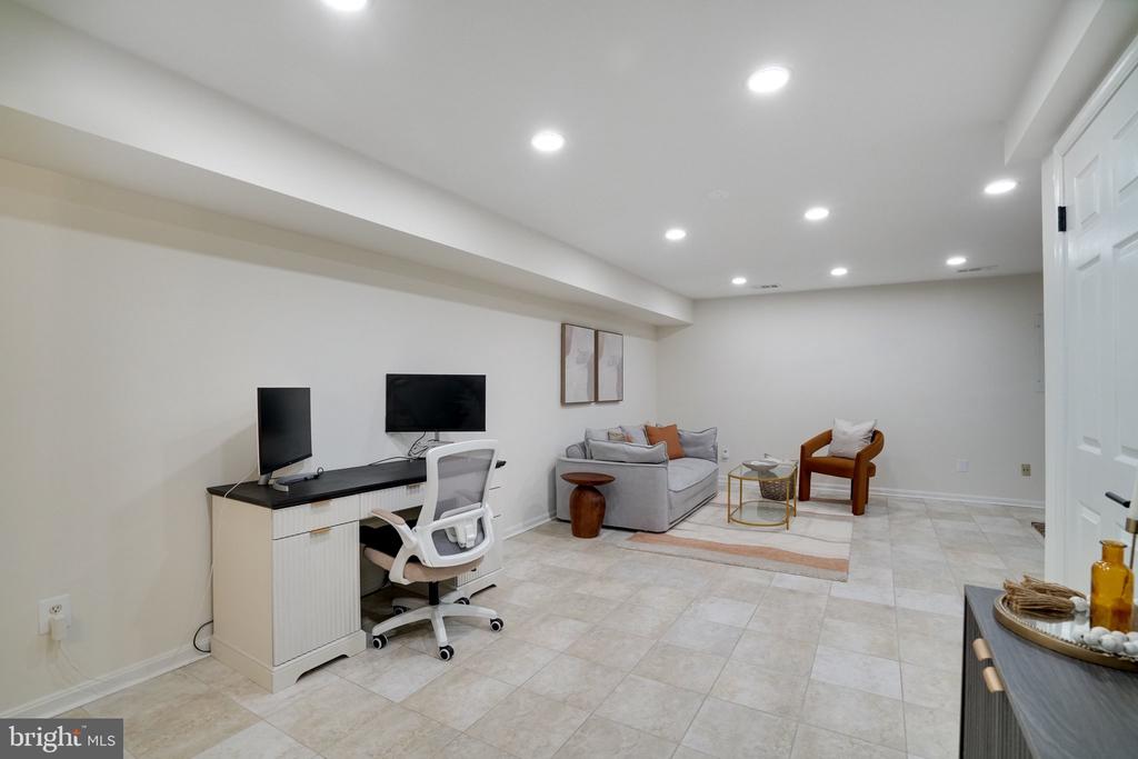 514 COLECROFT COURT