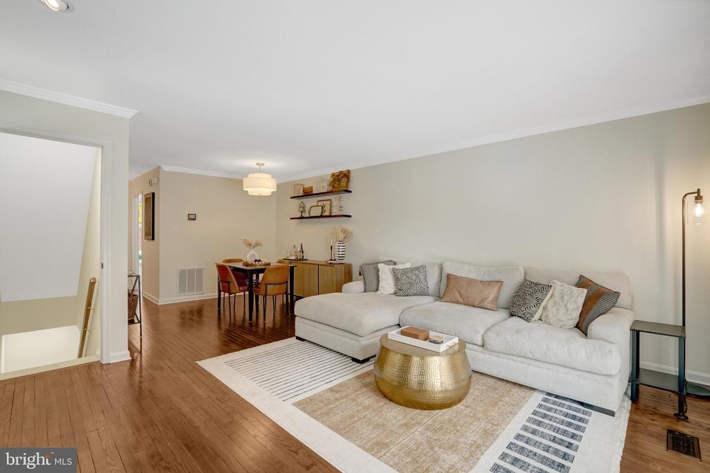 514 COLECROFT COURT