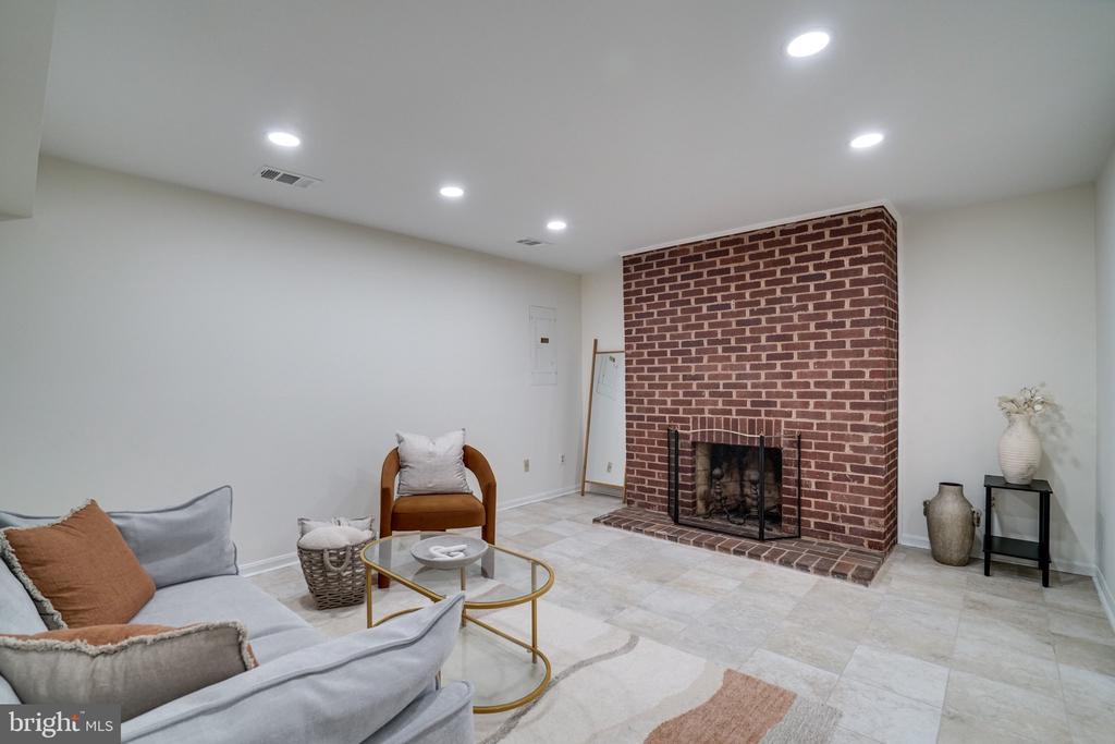 514 COLECROFT COURT