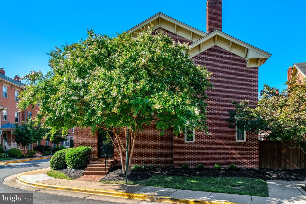 514 COLECROFT COURT