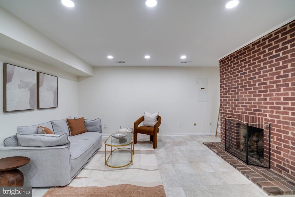 514 COLECROFT COURT