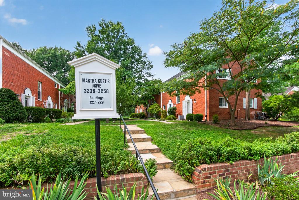 3250 MARTHA CUSTIS DRIVE