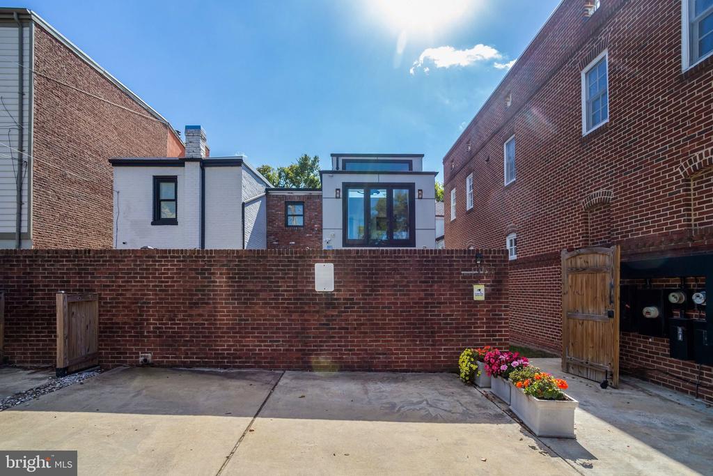 1015 DUKE STREET