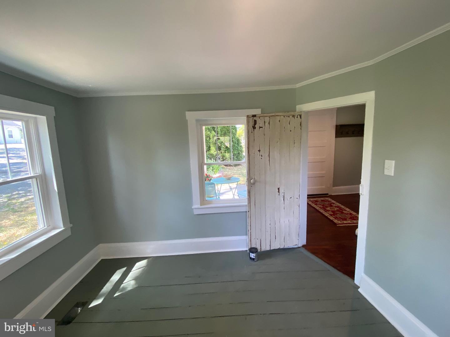 2 E Crescent STREET