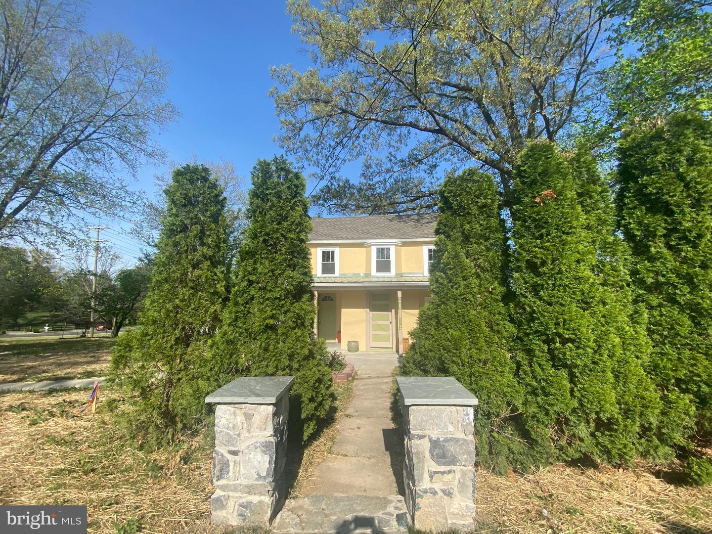 2 E Crescent STREET