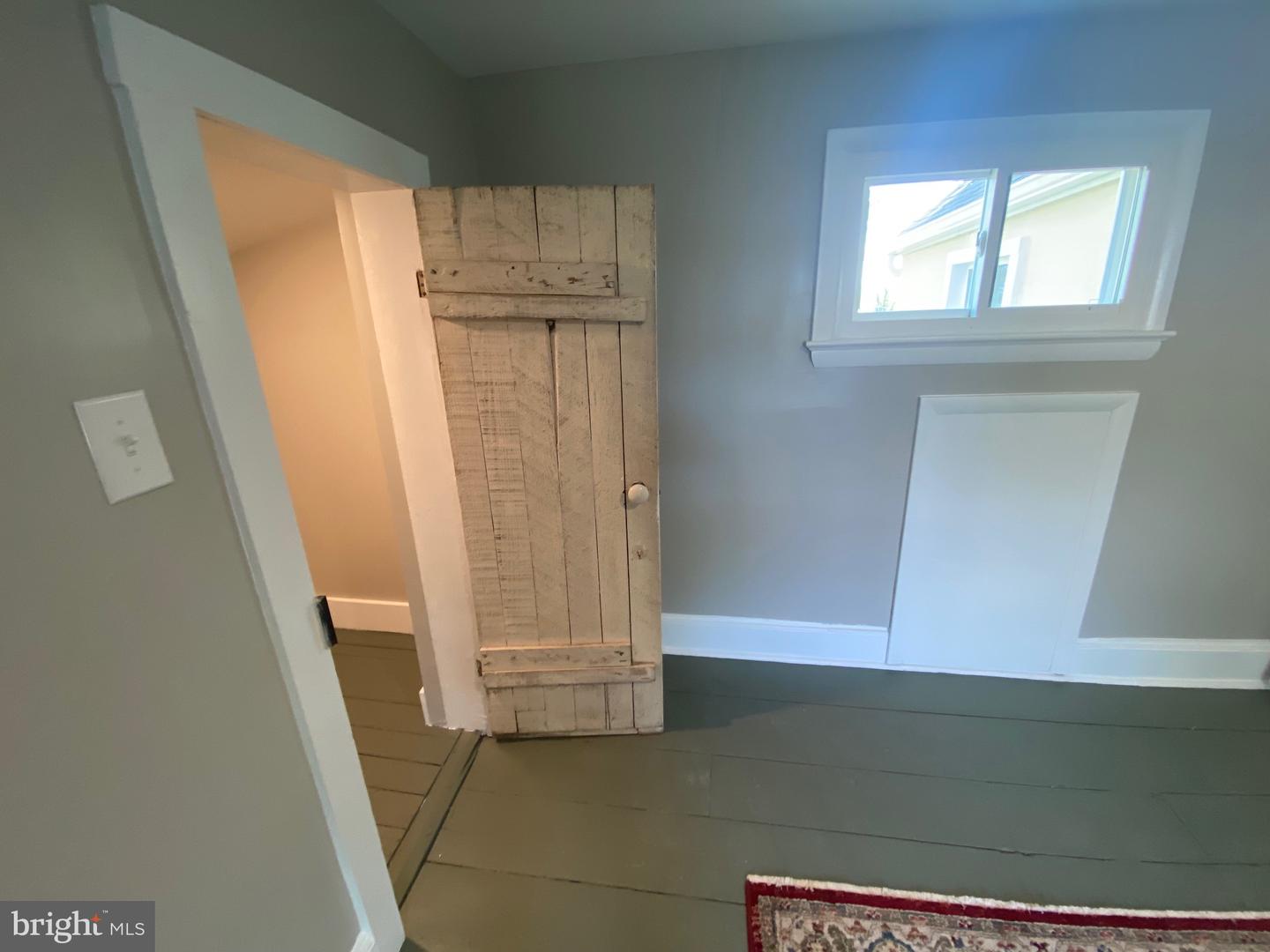 2 E Crescent STREET