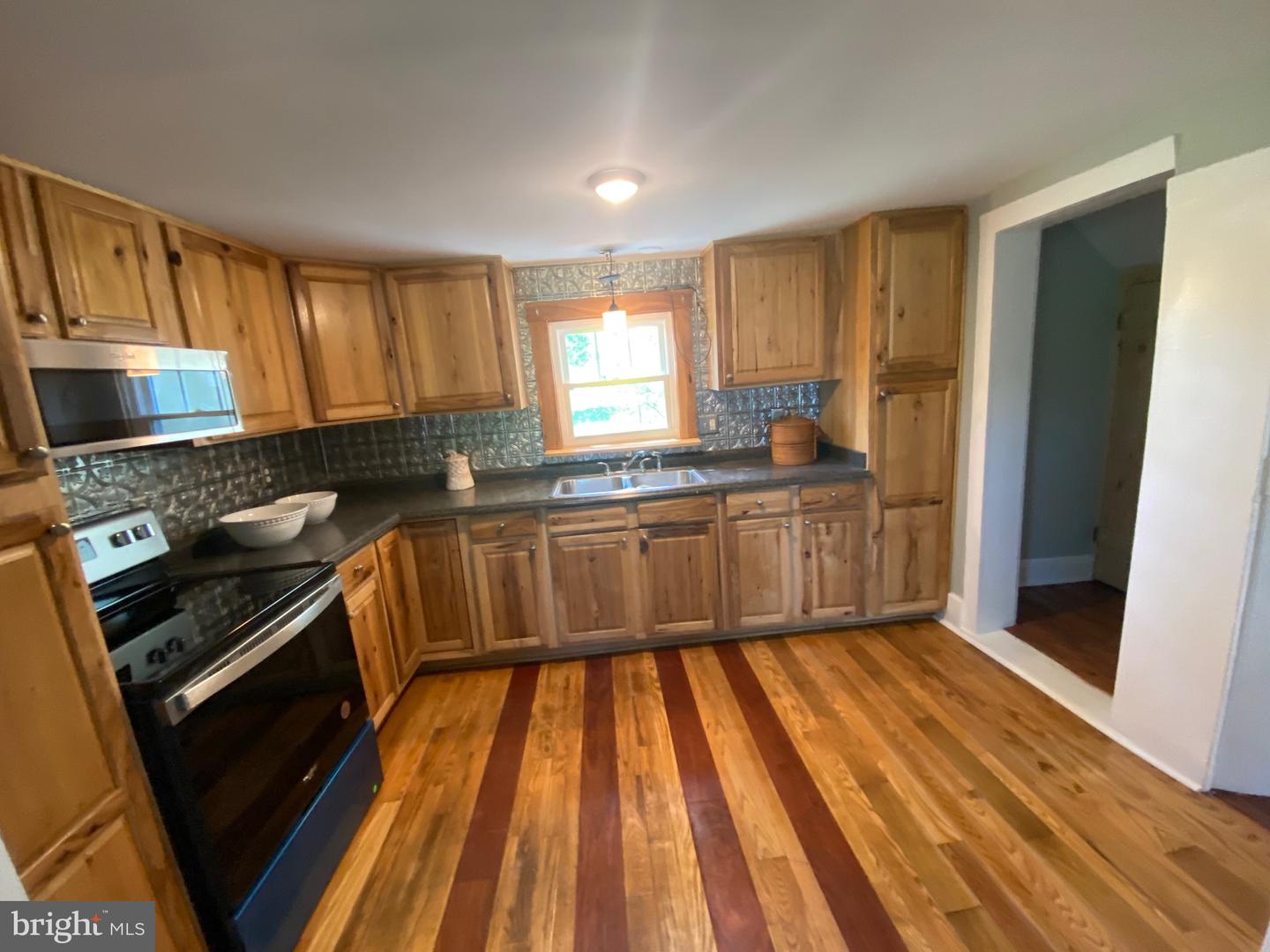 2 E Crescent STREET