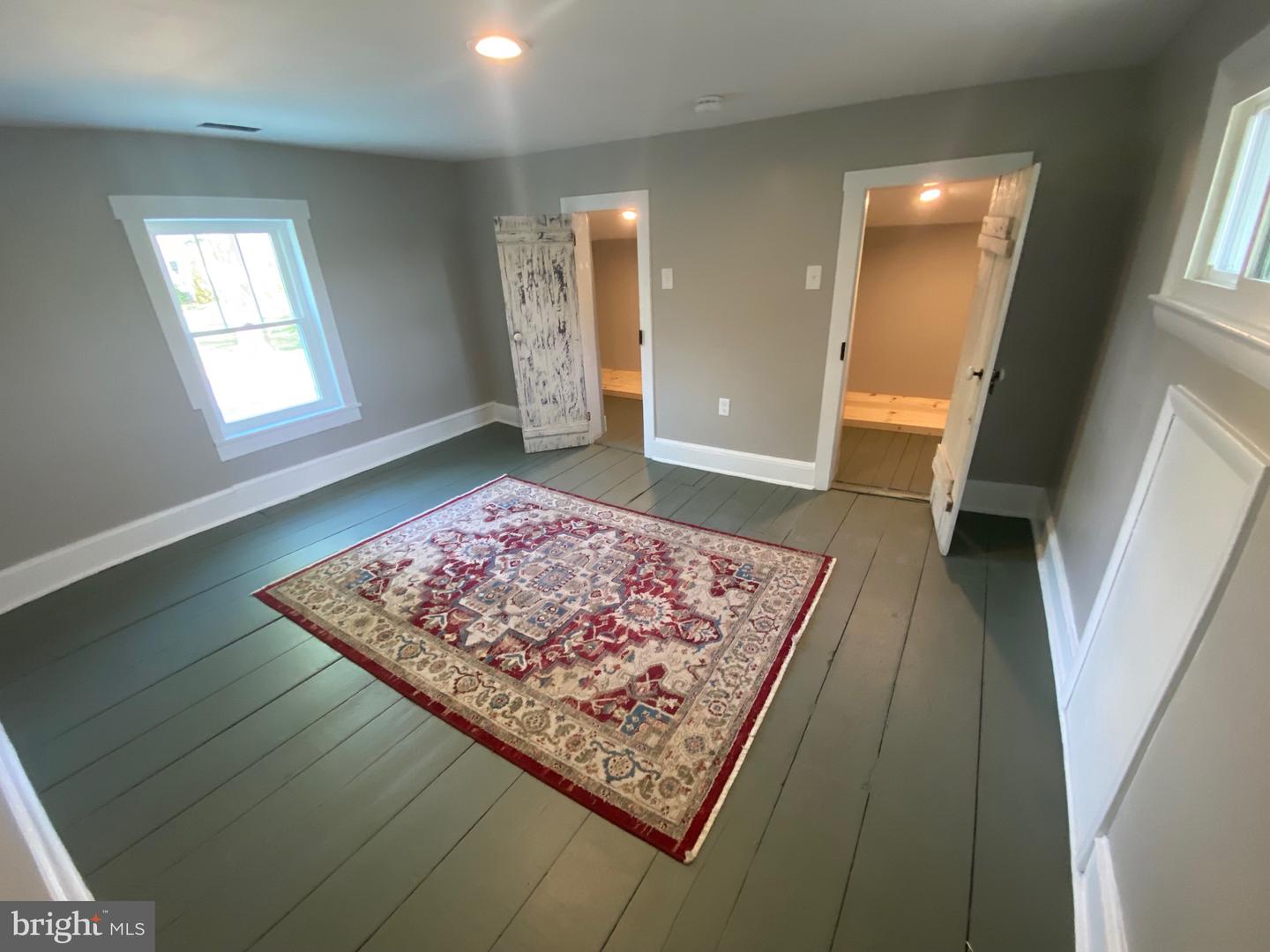 2 E Crescent STREET