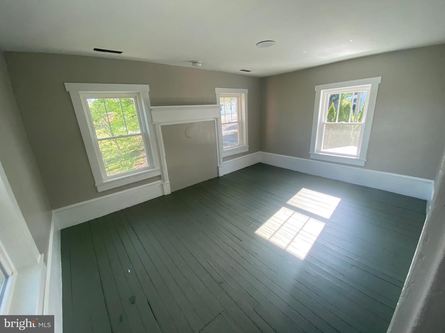 2 E Crescent STREET