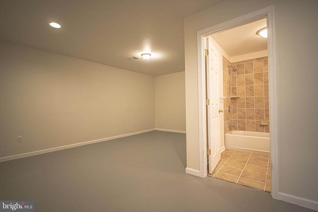 121 Roseville Ct
