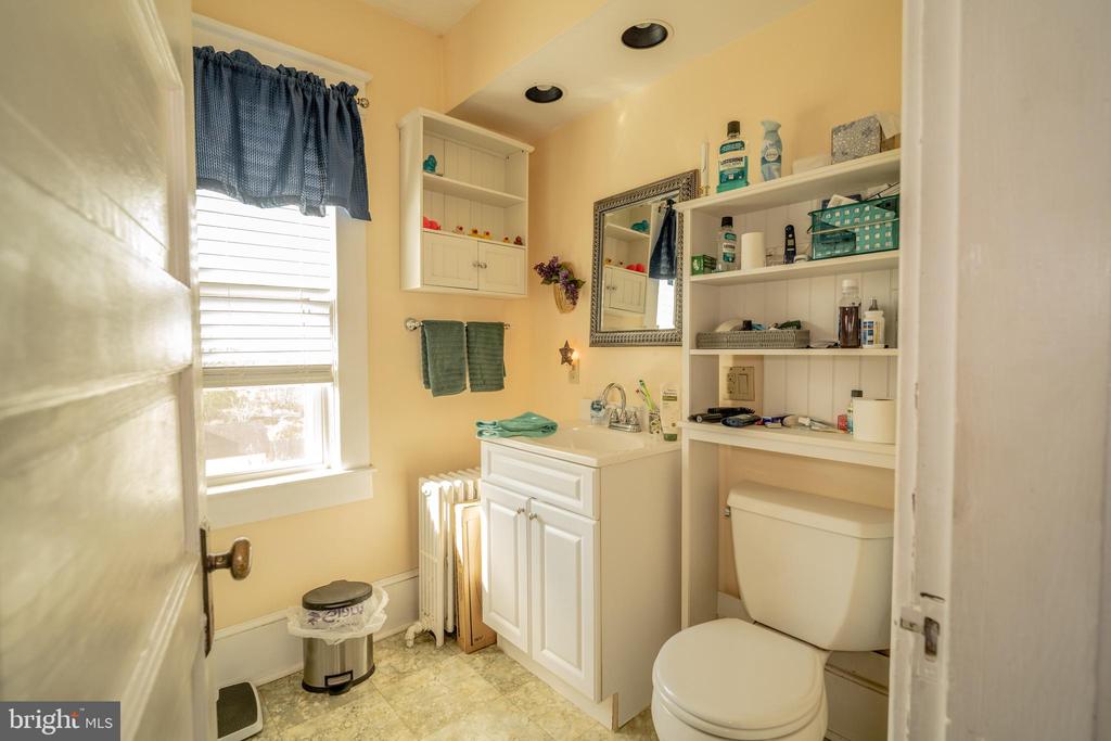 18 Greenway Ave S