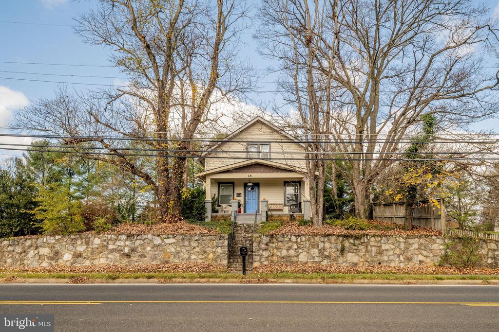 18 Greenway Ave S