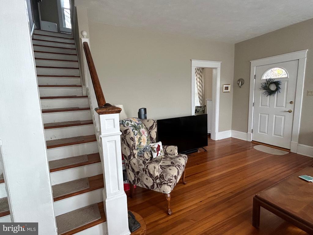 18 Greenway Ave S