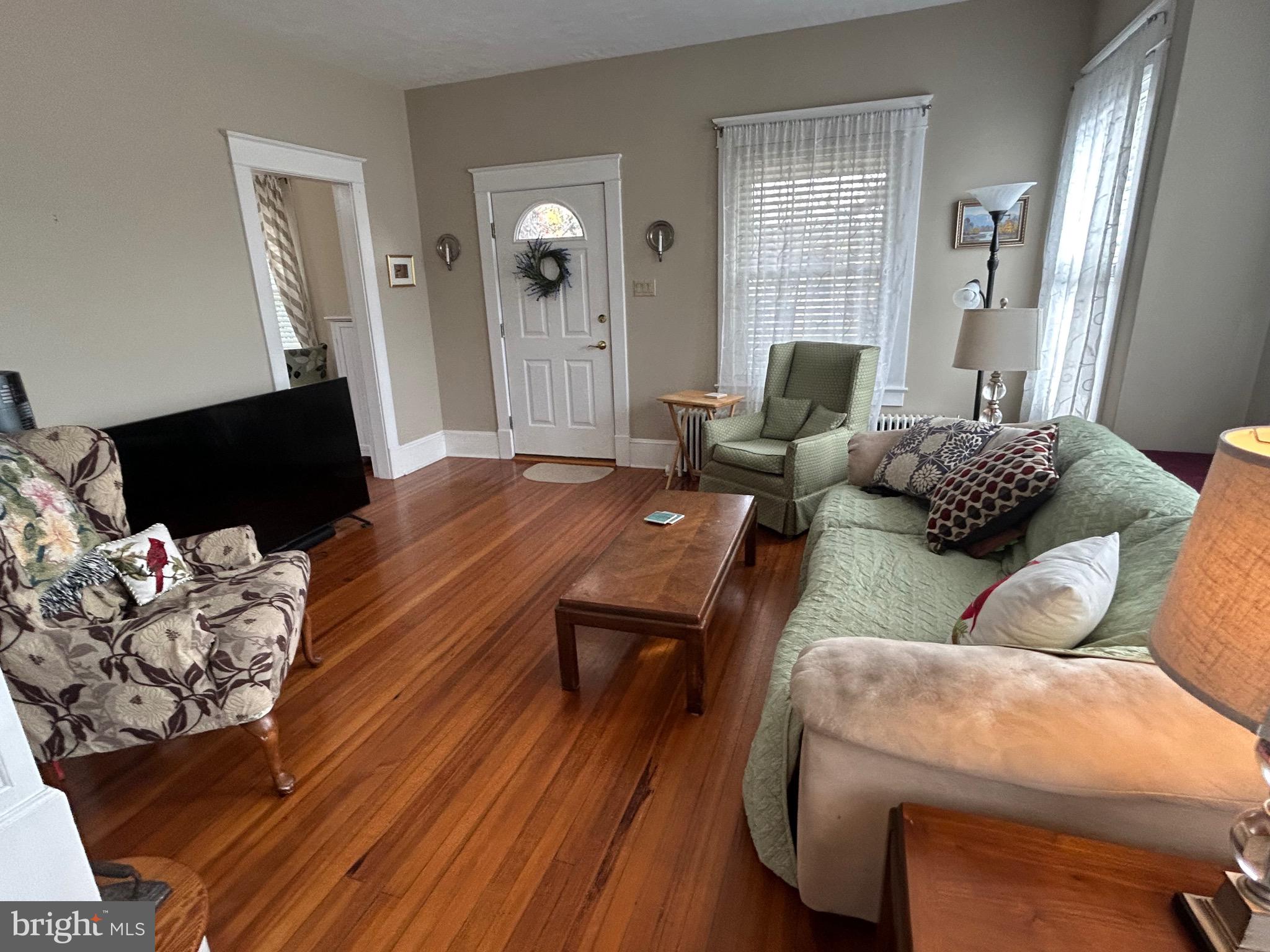 18 Greenway Ave S
