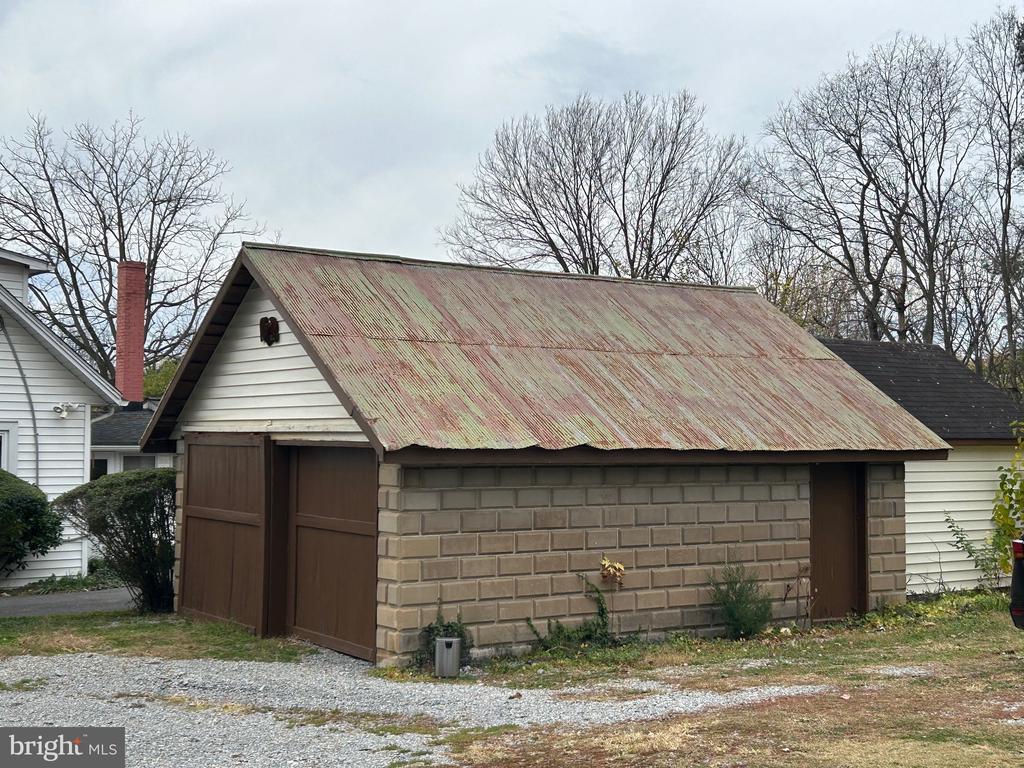 18 Greenway Ave S