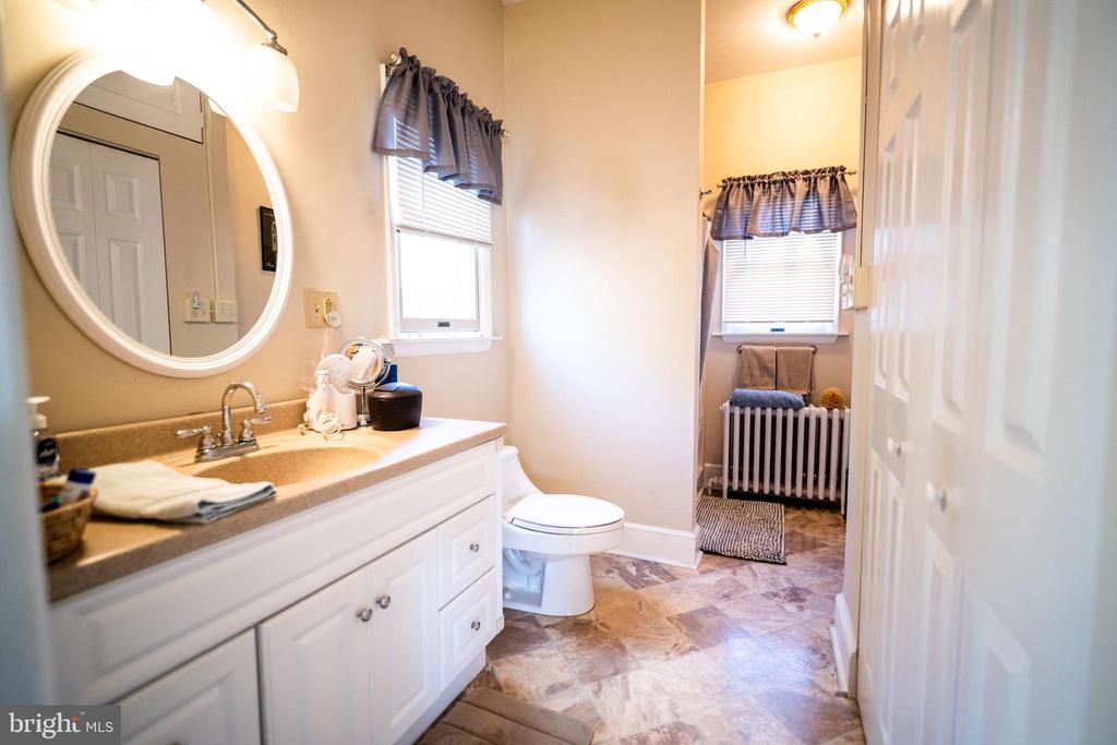 18 Greenway Ave S