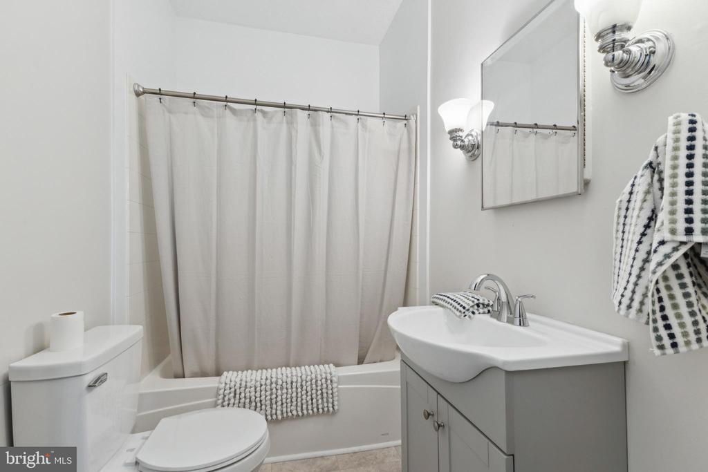 101, 103 W MAIN STREET W 101,103