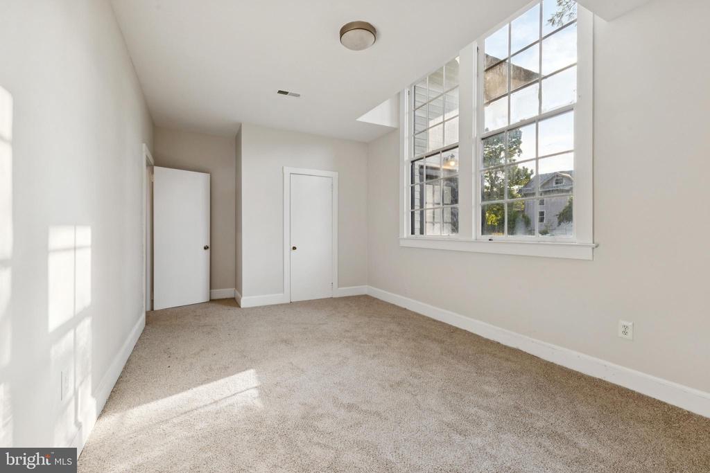 101, 103 W MAIN STREET W 101,103