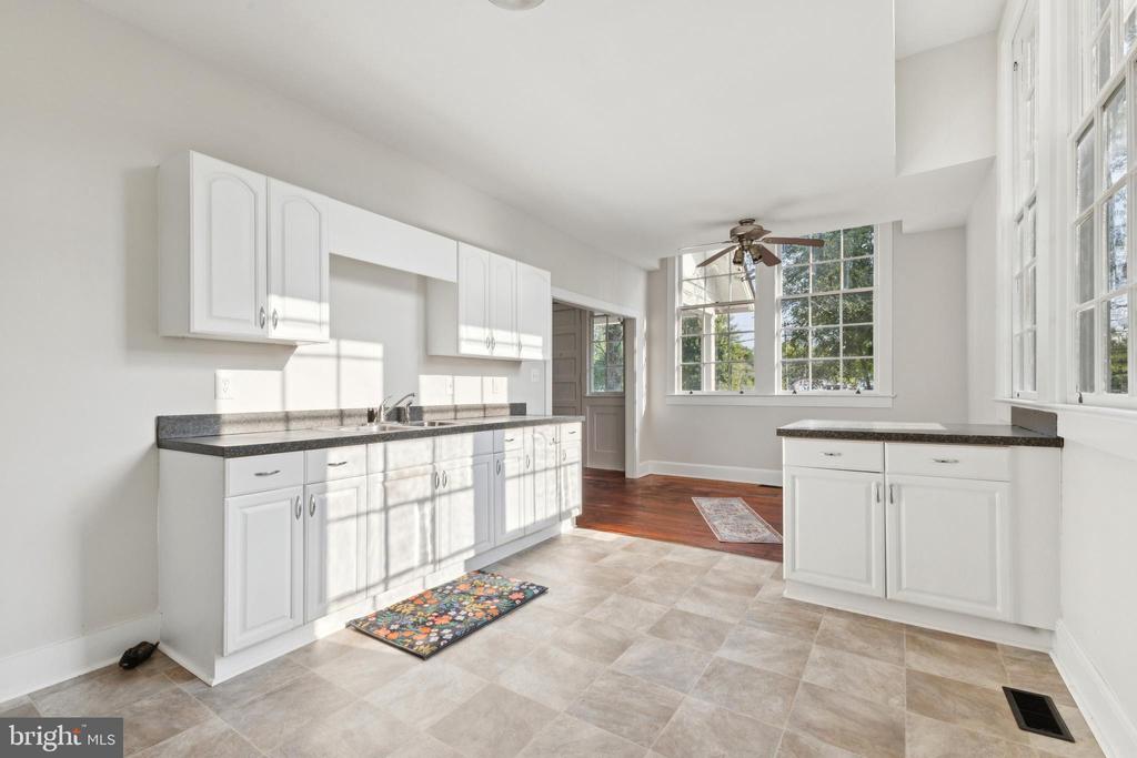 101, 103 W MAIN STREET W 101,103