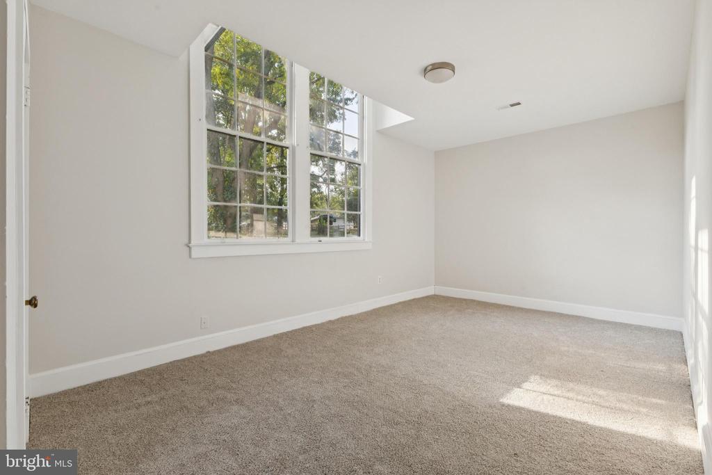 101, 103 W MAIN STREET W 101,103