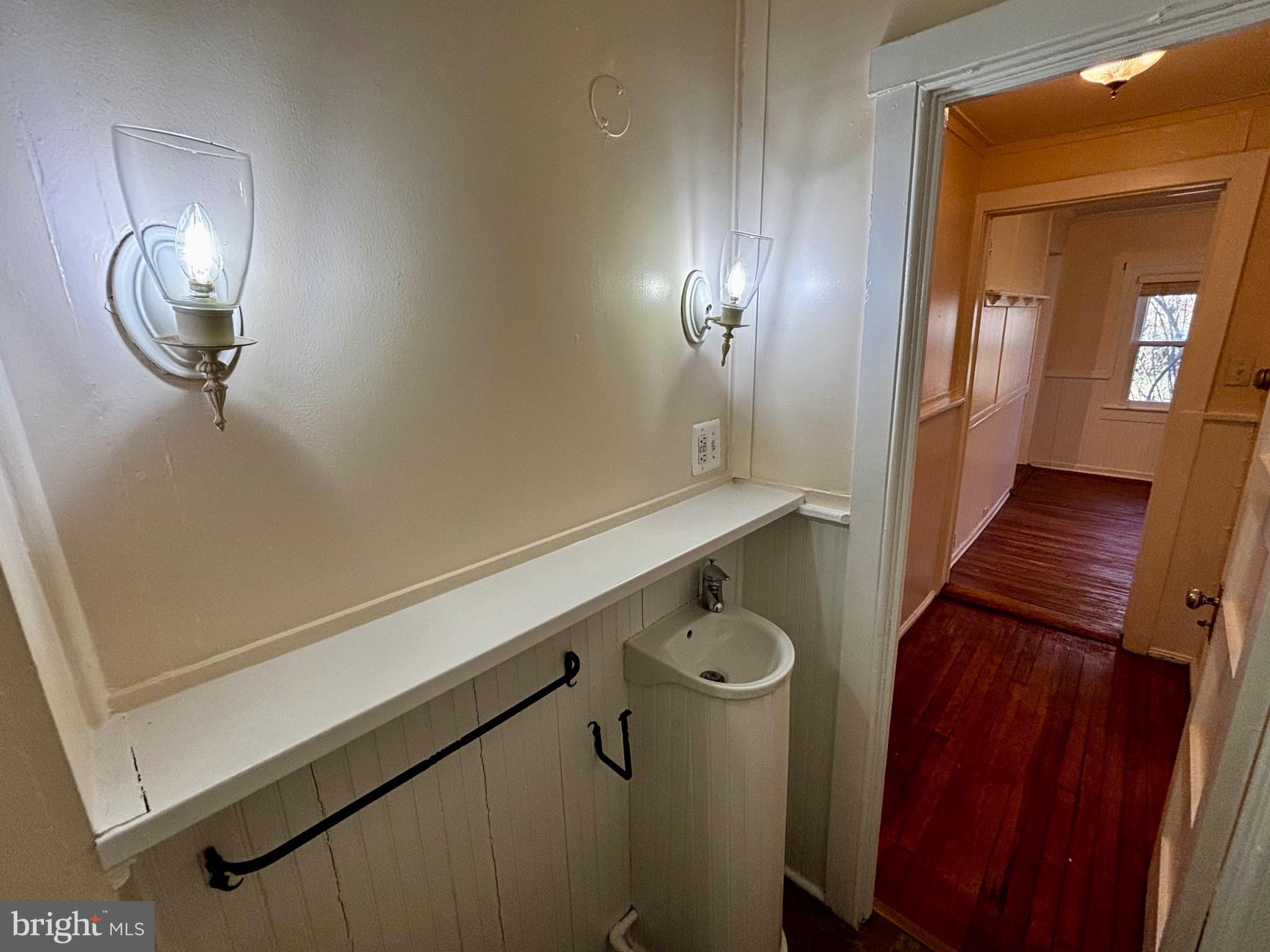 8122 JOHN MOSBY HWY.