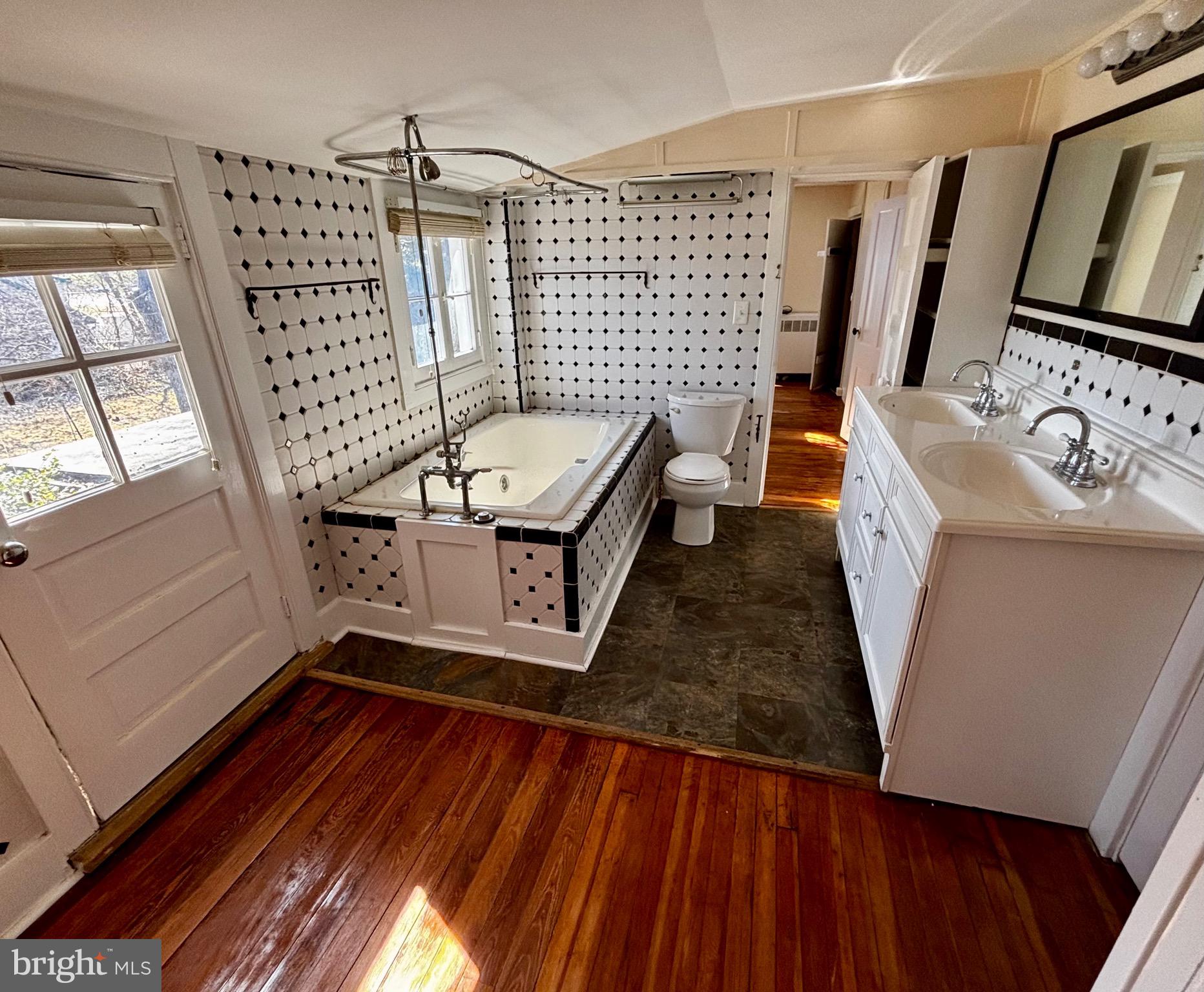 8122 JOHN MOSBY HWY.