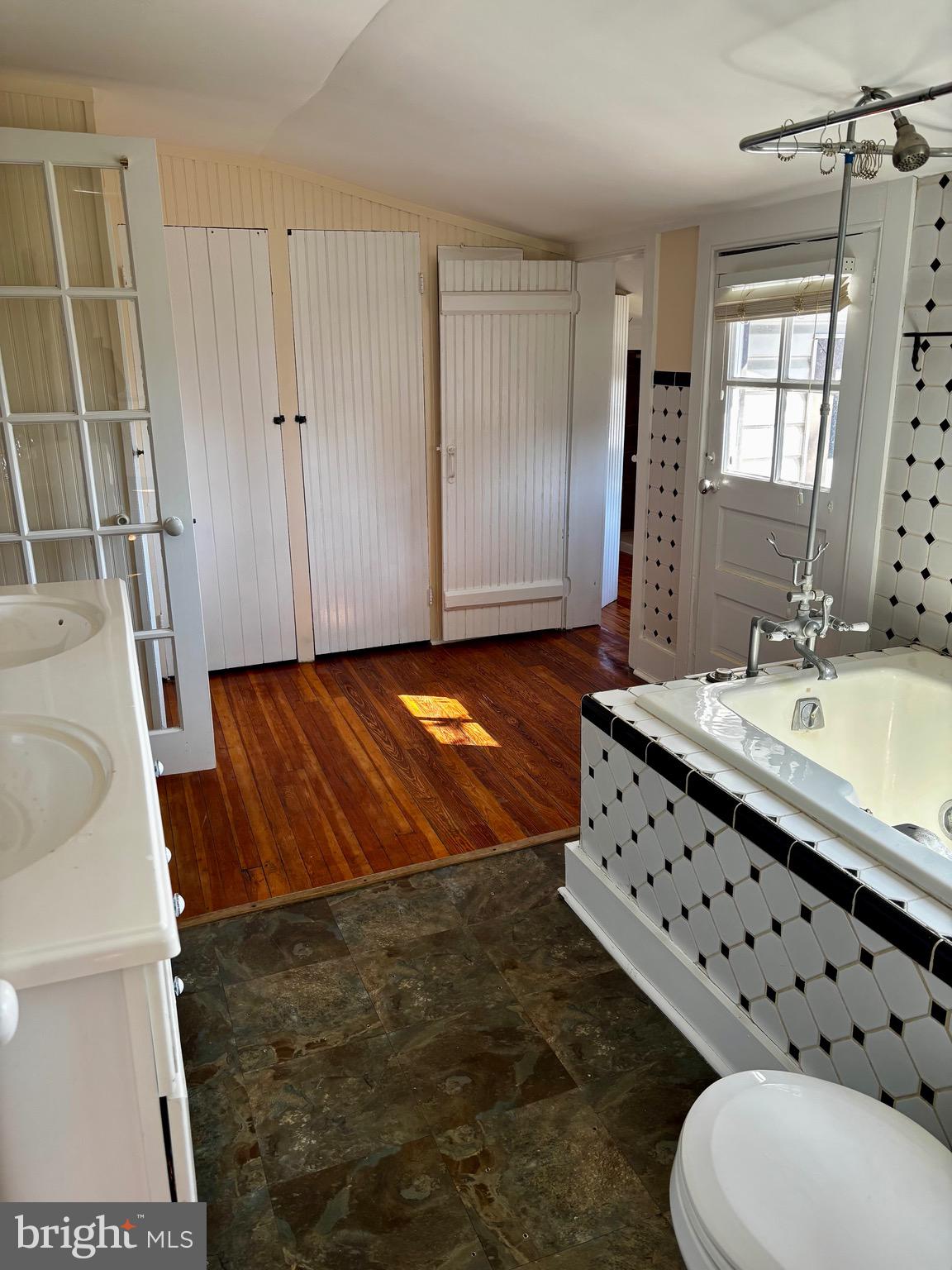 8122 JOHN MOSBY HWY.