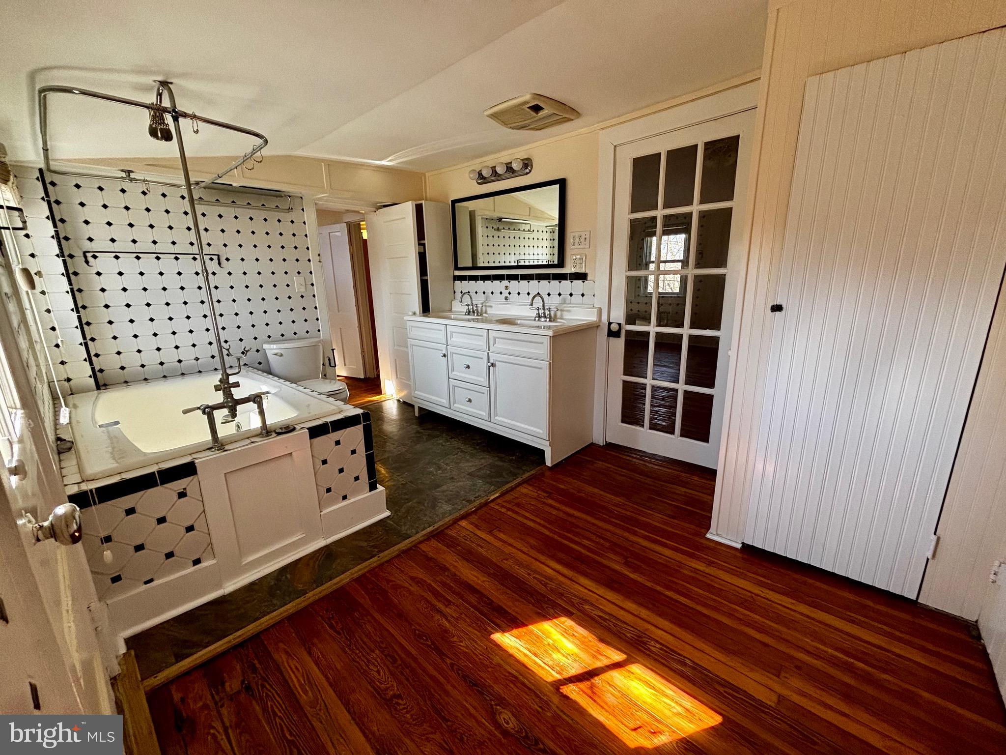 8122 JOHN MOSBY HWY.