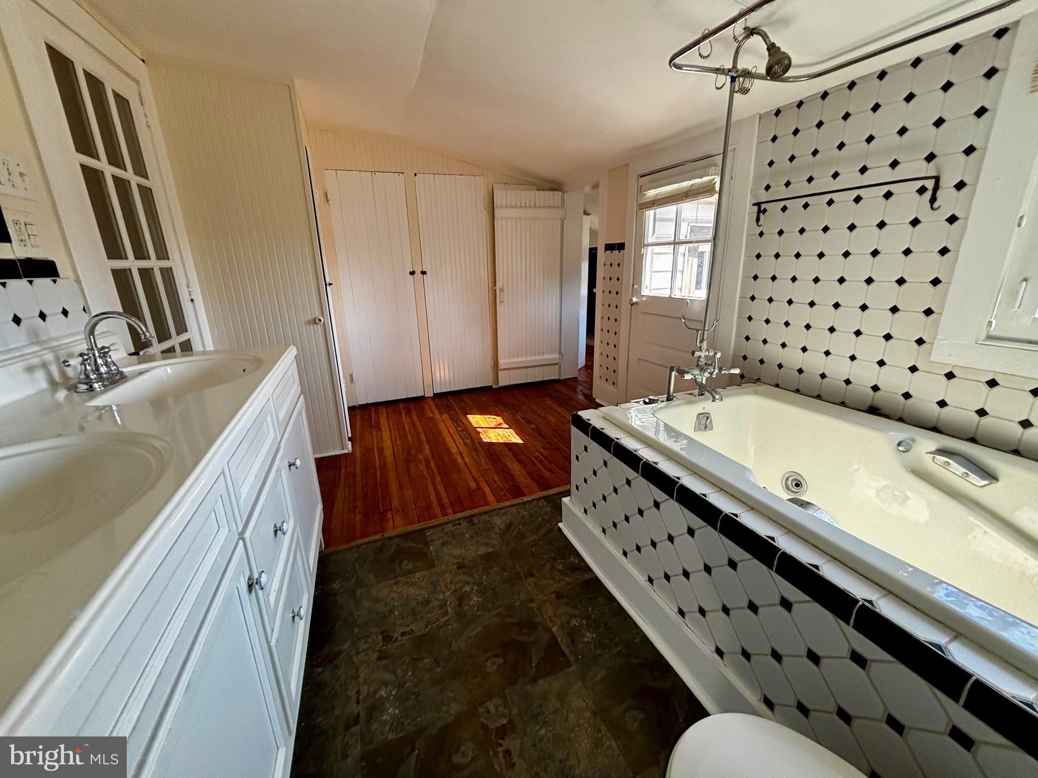 8122 JOHN MOSBY HWY.