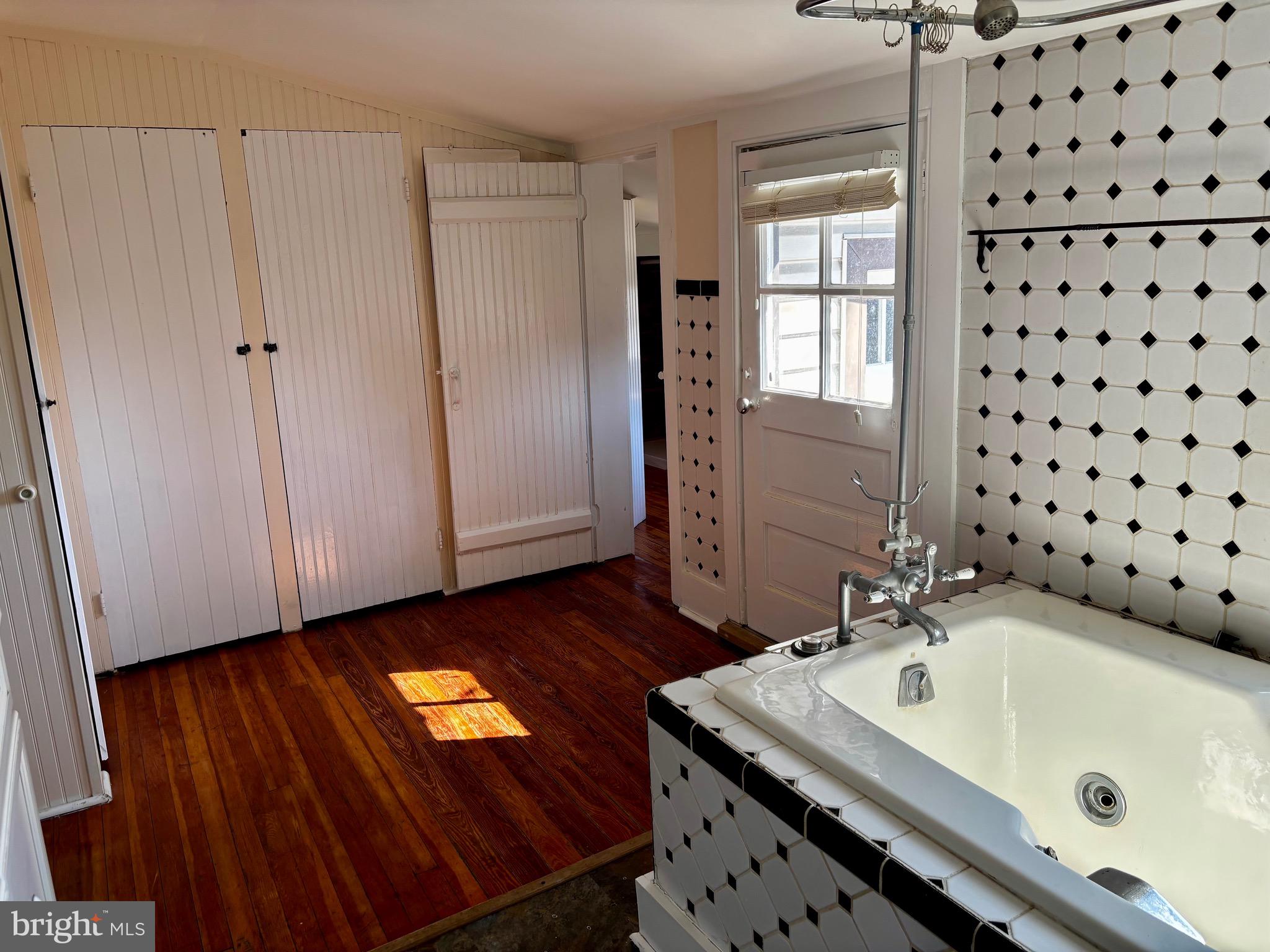 8122 JOHN MOSBY HWY.