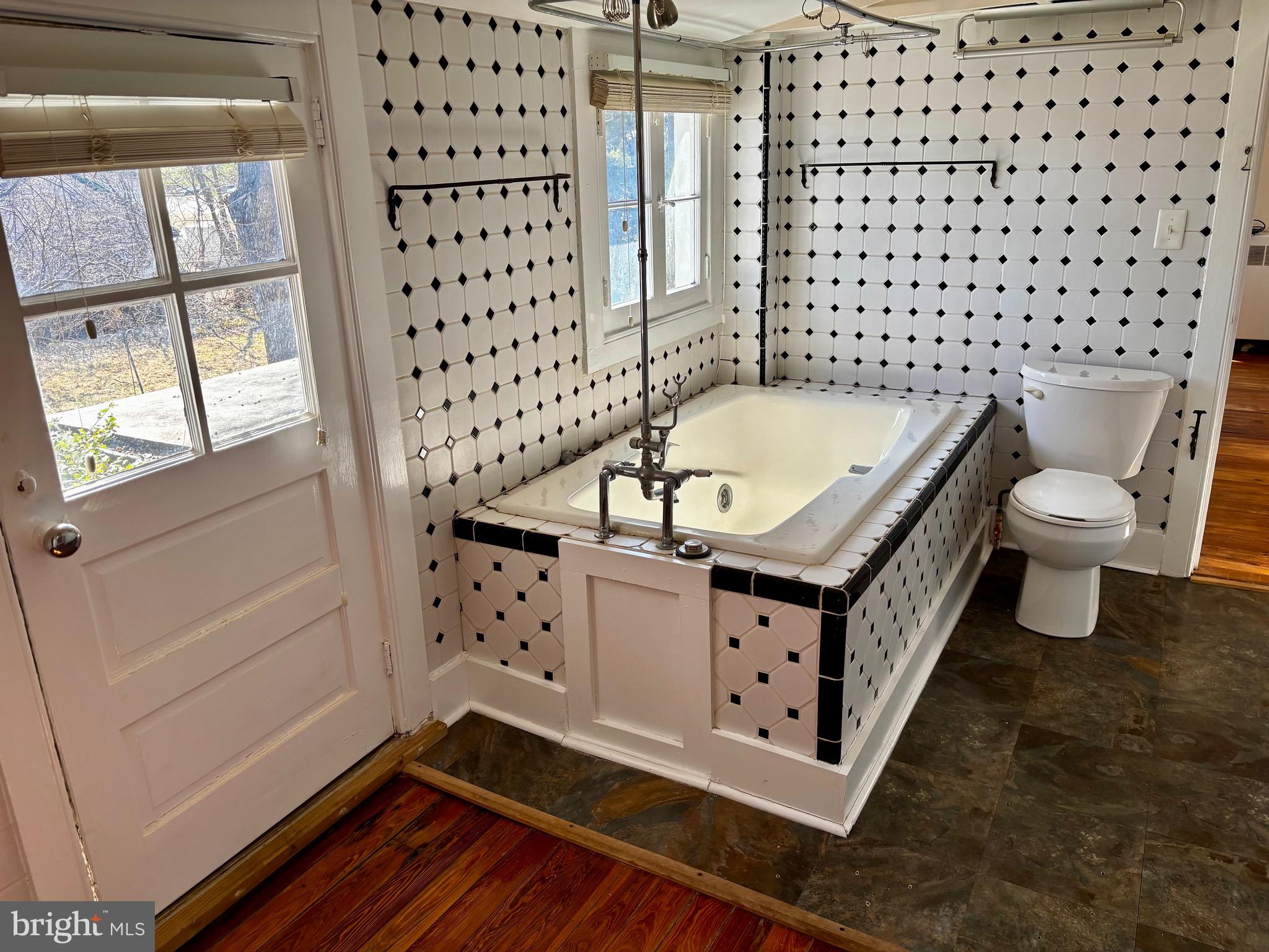 8122 JOHN MOSBY HWY.